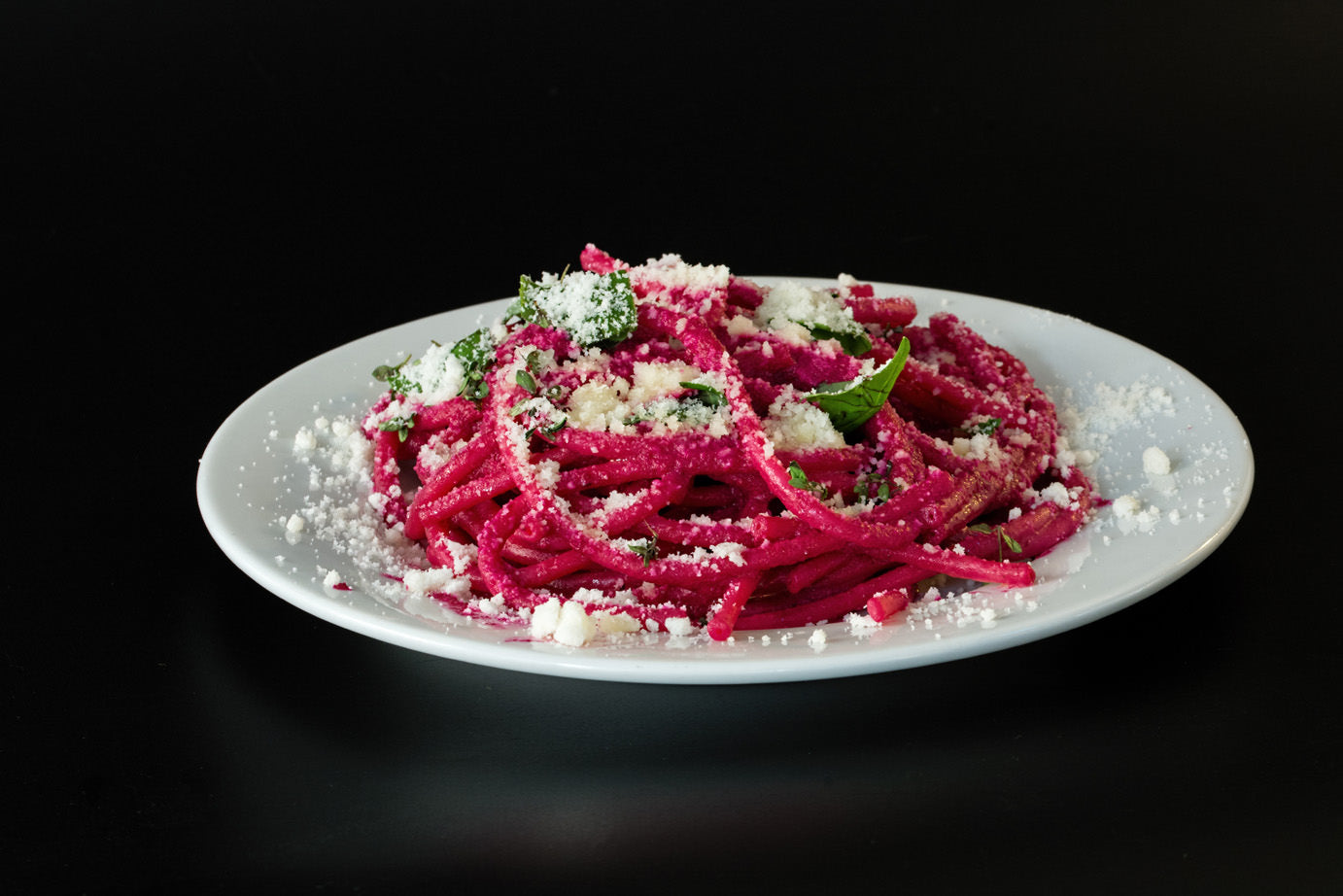 Kulinarische Meisterleistung: Rote Bete Pasta mit Spinat und Fetakäse